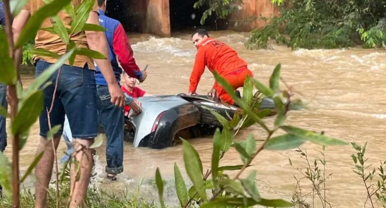 Mãe e filha morrem após carro cair em rio em Rondônia