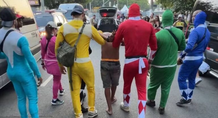 Policiais fantasiados de Power Rangers prendem homem com 11 celulares furtados em bloco de carnaval