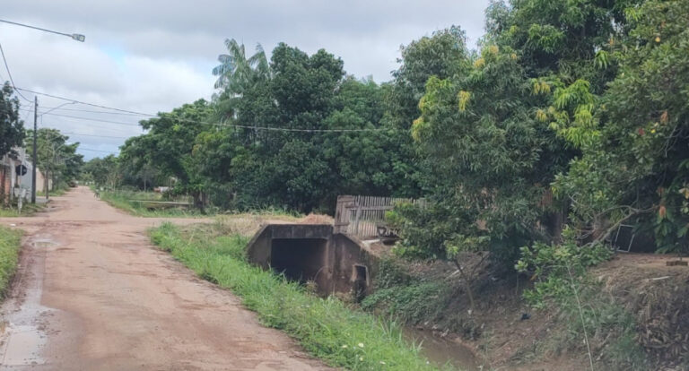 Canal no bairro Três Marias passa por limpeza após descarte irregular de resíduos - News Rondônia