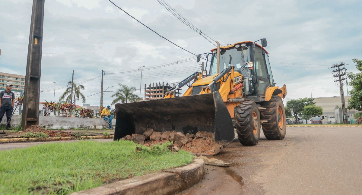 Prefeitura retira canteiro central na via ao lado do shopping para melhor fluidez do trânsito - News Rondônia