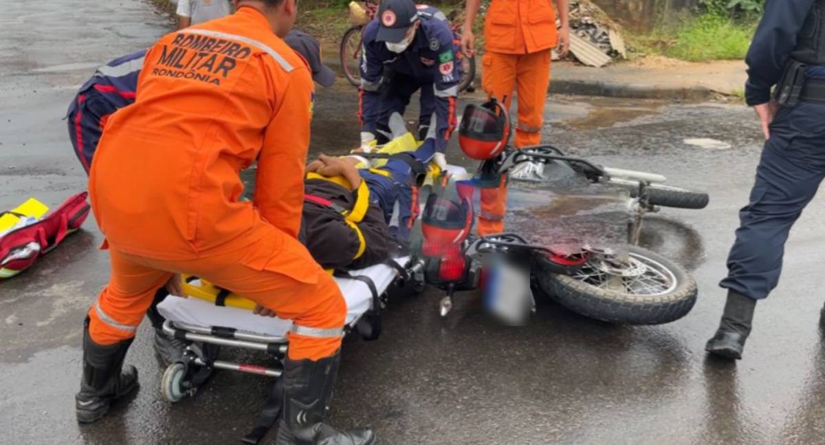 Motociclista fica ferido após colisão com carro em cruzamento