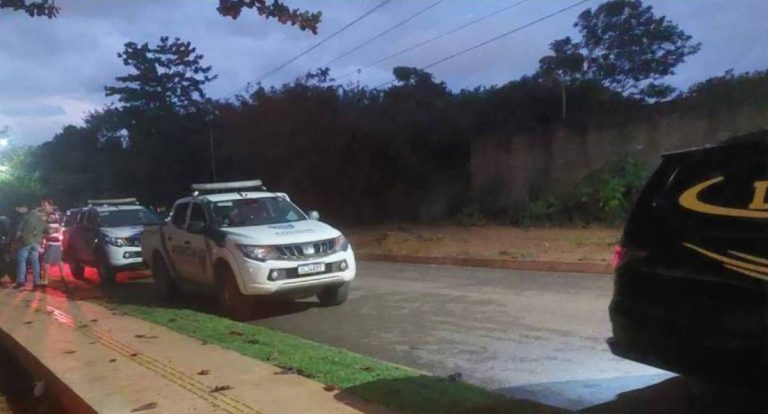 Homem é encontrado morto após ataques a tiros em área urbana