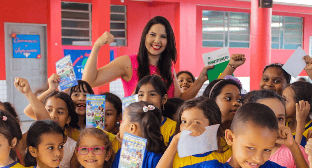 Cristiane Lopes propõe inclusão do estudo da constituição federal nas escolas