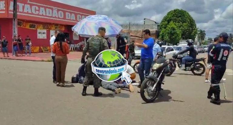 Pai e filho em moto são atropelados por carro em semáforo no centro