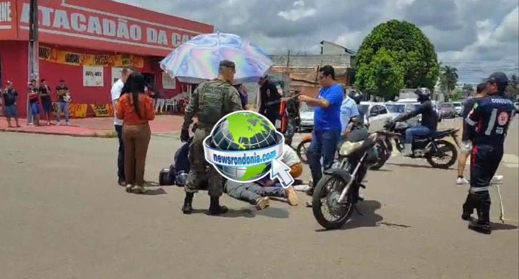 Pai e filho em moto são atropelados por carro em semáforo no centro