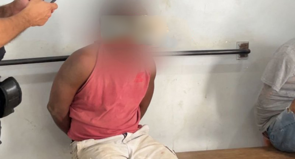 Polícia prende homem por hostilidade contra enteado devido à orientação sexual