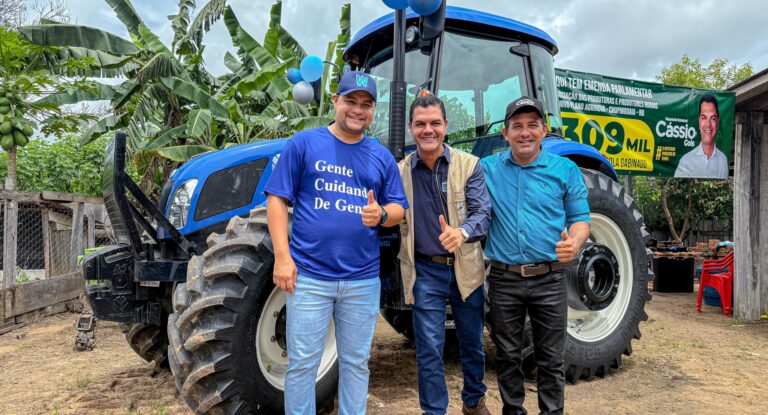 Deputado Cássio Gois entrega trator para Associação de produtores rurais em Chupinguaia
