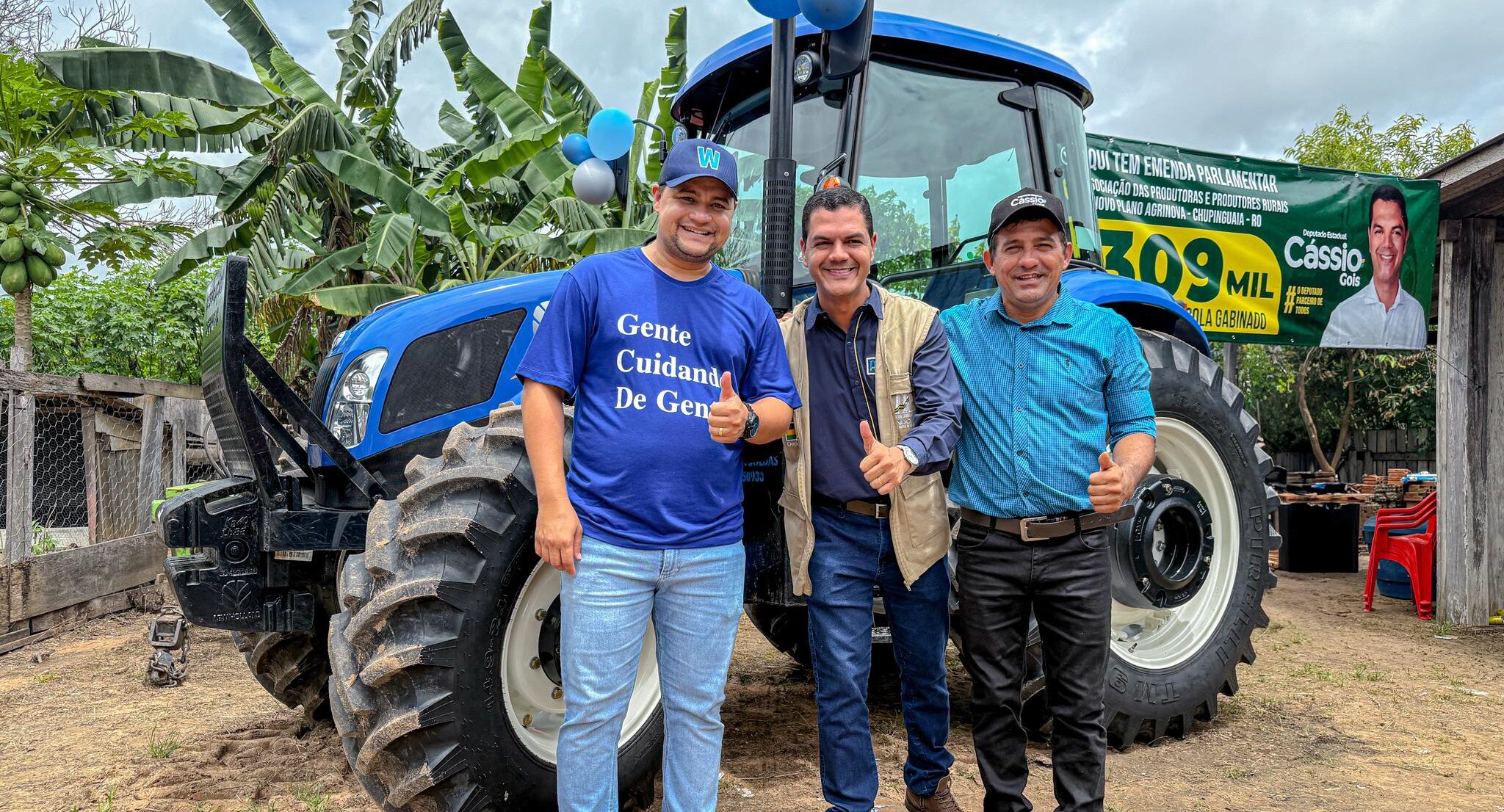 Deputado Cássio Gois entrega trator para Associação de produtores rurais em Chupinguaia