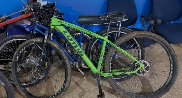 Pedalando uma bicicleta e empurrando outra, suspeito de furto é desmascarado pelo próprio amigo