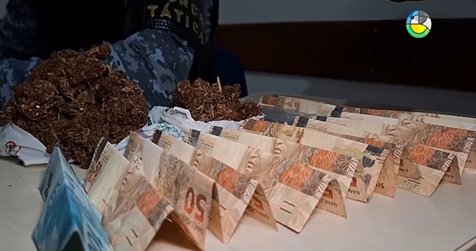 Garota é presa após ser flagrada com maconha e dinheiro