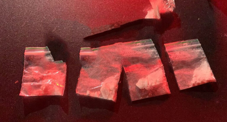 Polícia realiza abordagem e apreende drogas durante patrulhamento