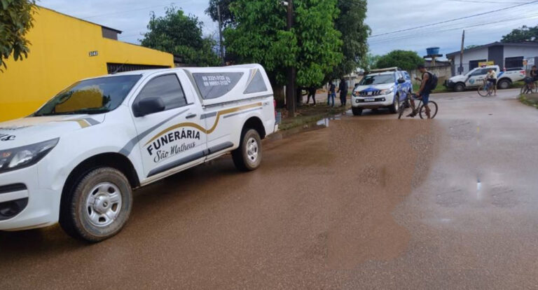 Jovem de 19 anos é morto por espancamento e tiros em avenida