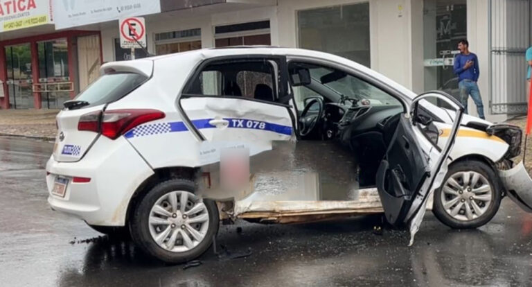 Grave acidente envolvendo dois carros na Avenida Brasil deixa feridos
