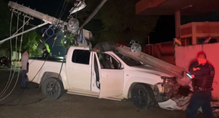 Carro bate em poste e derruba fios; motociclista sofre queda