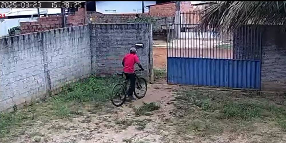 Ladrão é filmado entrando em quintal de casa e fugindo depois de furtar bicicleta