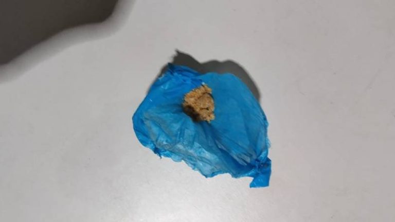 Acusado de estar vendendo drogas, garoto é flagrado com porção de crack e alega que é para consumo