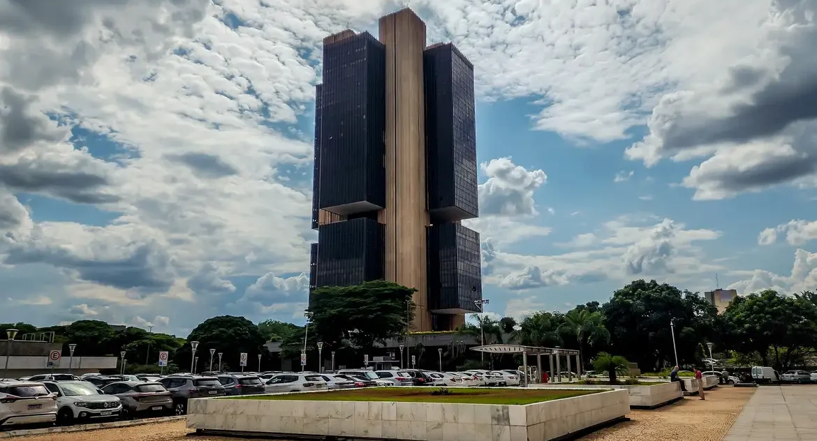 Banco Central eleva Selic para 14,25% ao ano em nova alta dos juros