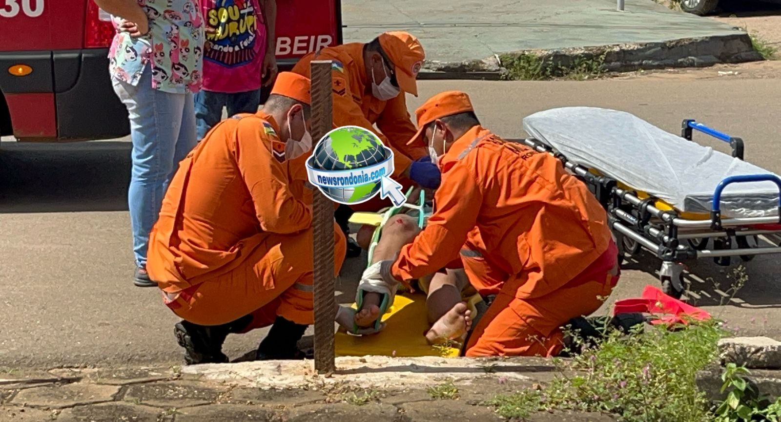 Carro avança cruzamento e atropela motociclista na zona leste