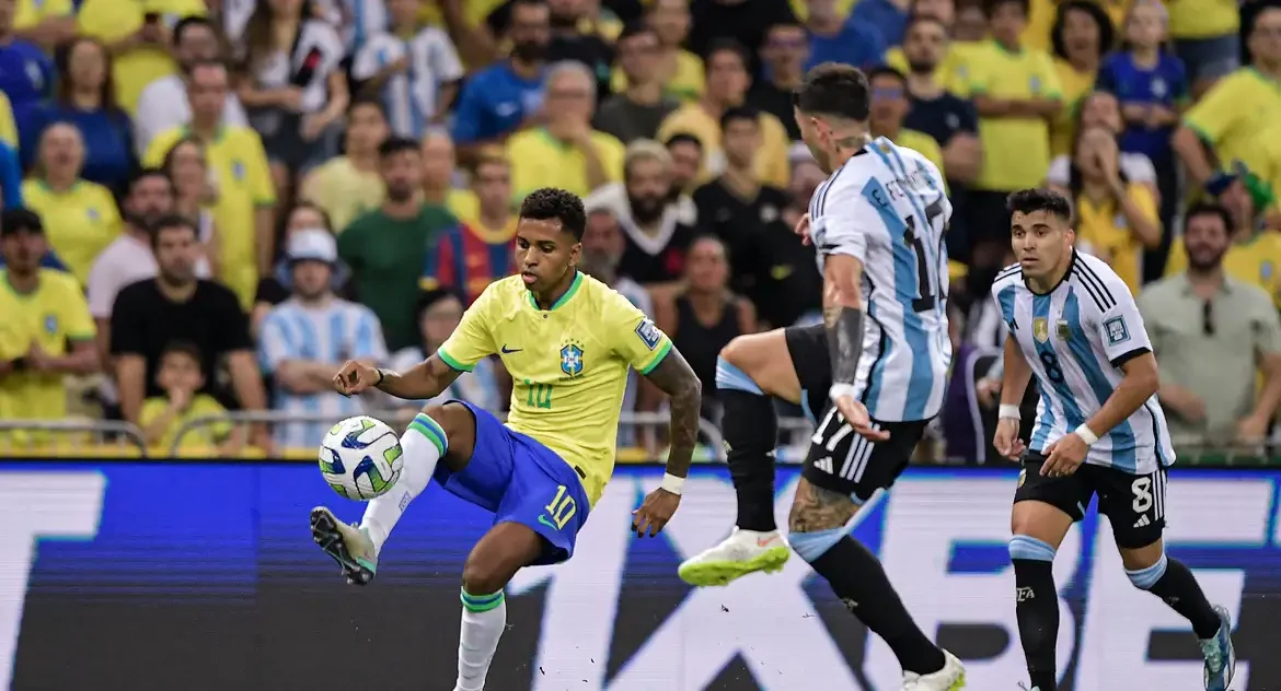 Brasil enfrenta Argentina em clássico pelas Eliminatórias Sul-Americanas nesta terça-feira (25)