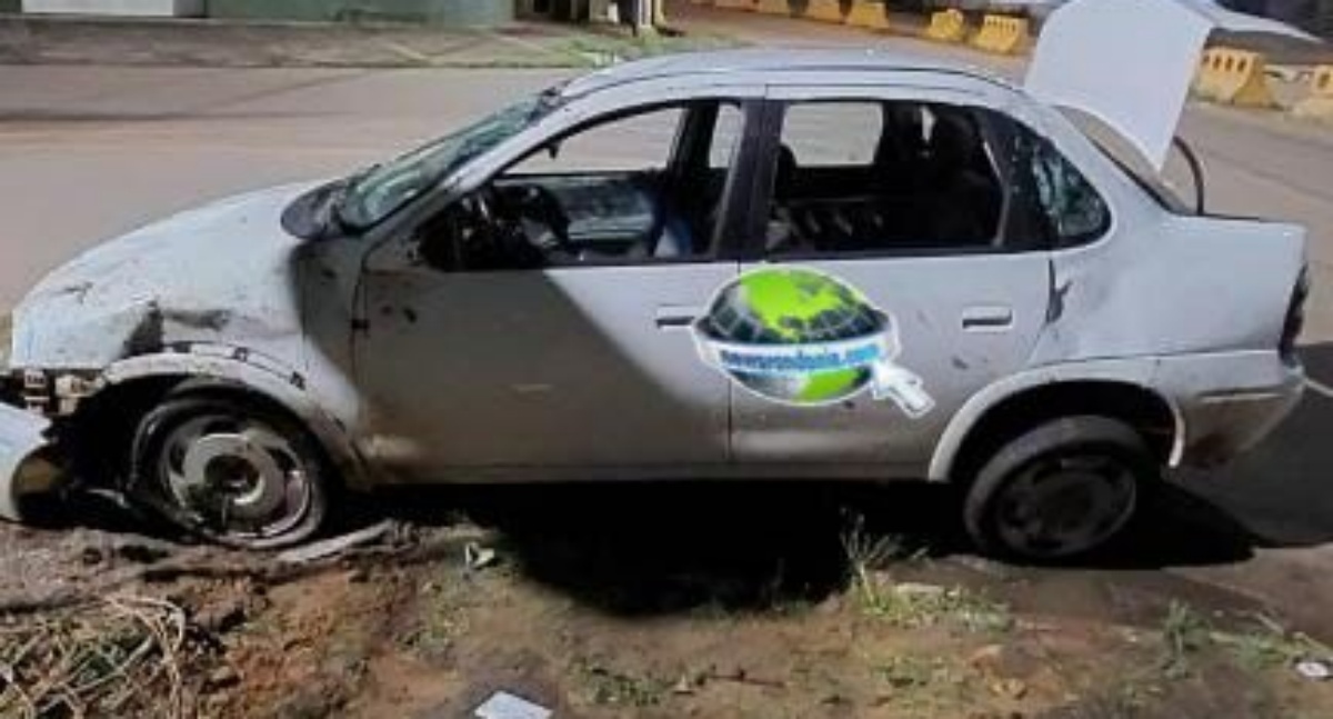 Motorista perde o controle e capota veículo depois de bater no meio fio no centro