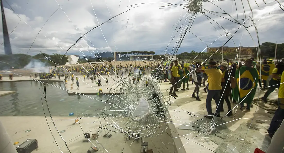 PF prende acusado de furtar réplica da Constituição no 8 de janeiro