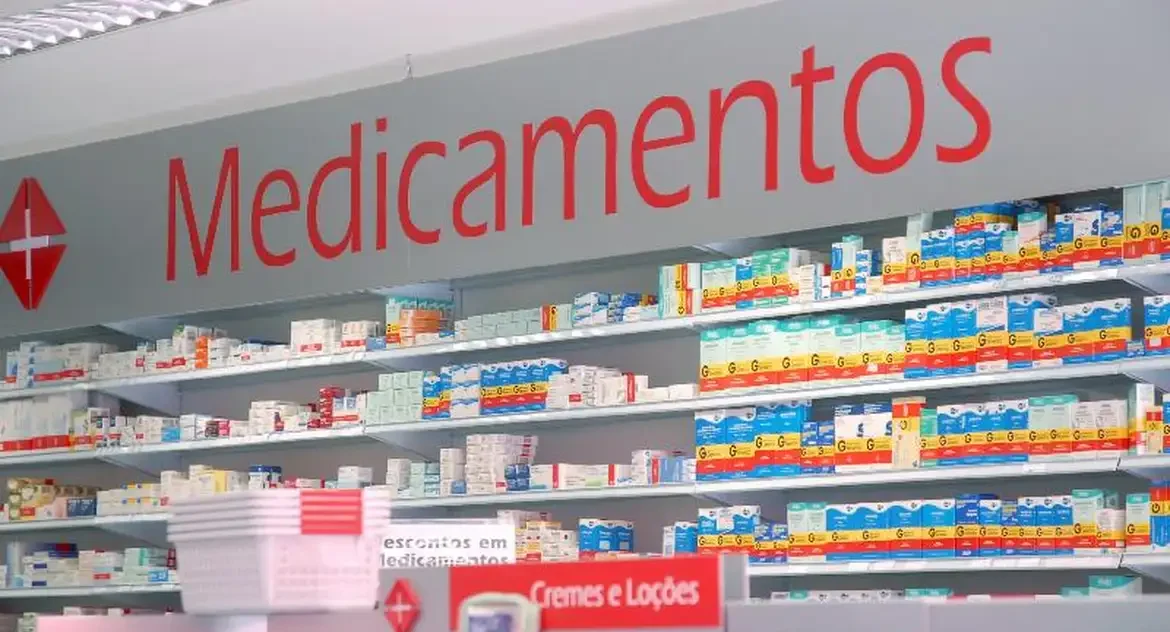 Entidades criticam permissão para farmacêutico prescrever medicamento