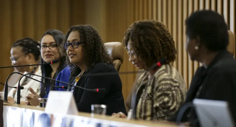Presença de lideranças negras cresce no Executivo Federal, mas barreiras estruturais e sociais ainda limitam ascensão, aponta estudo