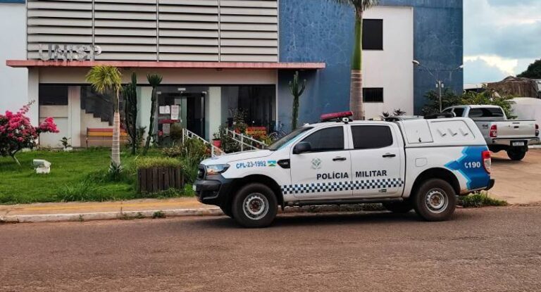 Rapaz ameaça a própria mãe e a irmã com facão por causa de cigarros e as duas pedem medida protetiva contra ele