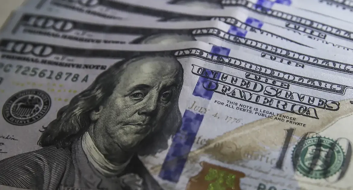 Dólar fecha acima de R$ 5,70, mas acumula terceira semana consecutiva de queda; Bolsa avança 2,5% na semana