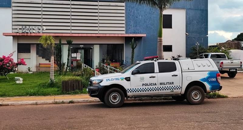 Em plena luz do dia, jovem é roubado e espancado por cinco suspeitos