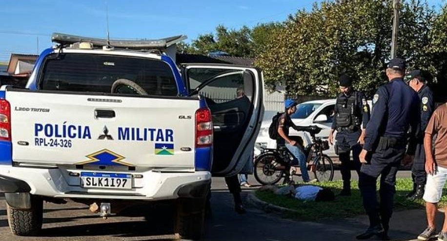 Idosa desfere 'guarda-chuvadas' em suspeito venezuelano que acabou preso por motociclista