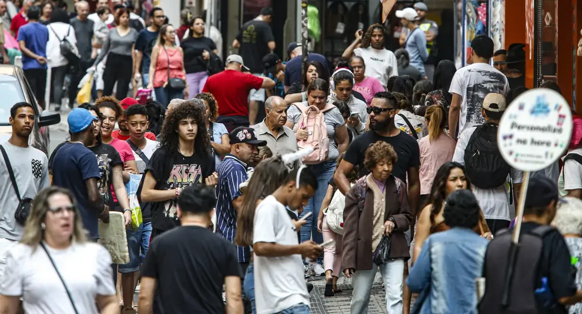 Renda de pessoas negras equivale a 58,3% da de brancas entre 2012 e 2023, aponta estudo do Cedra