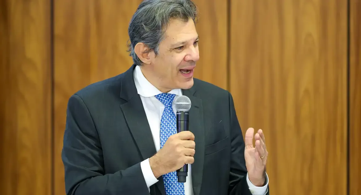 Haddad defende cumprimento das metas fiscais após declarações sobre possível mudança no arcabouço fiscal gerarem oscilações no dólar