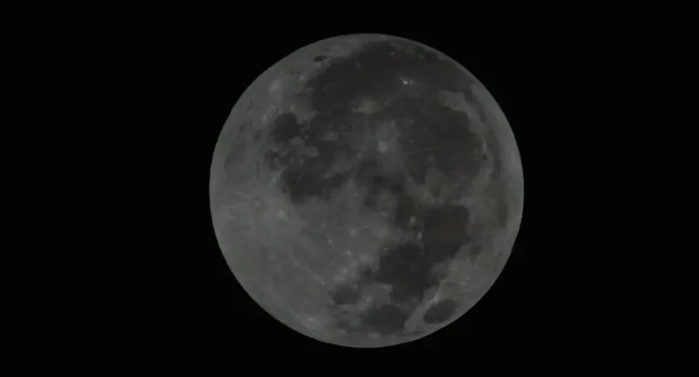 Simulação da NASA confirma que vento solar pode gerar água na Lua, validando teoria de 60 anos