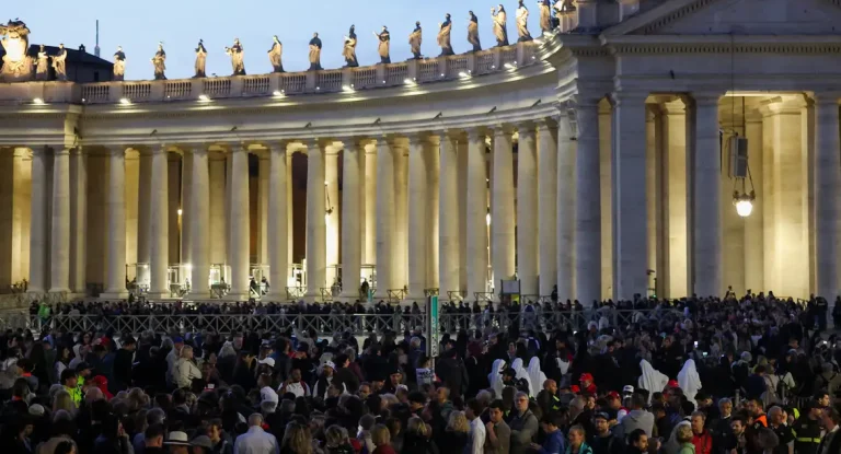 Vaticano pode estender visitação ao corpo do papa Francisco devido a alta presença de fiéis