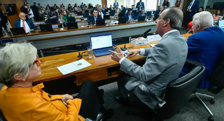 Senado discute PEC que extingue reeleição e amplia mandatos; votação é adiada para 7 de maio