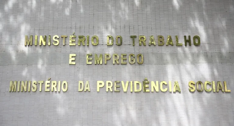 Após 235 dias de greve, médicos peritos do INSS encerram paralisação e atendimento será normalizado em 14 de abril