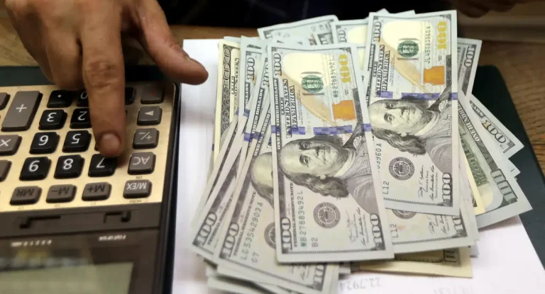 Dólar fecha acima de R$ 5,90 e Ibovespa tem terceira queda seguida após ameaças de Trump à China