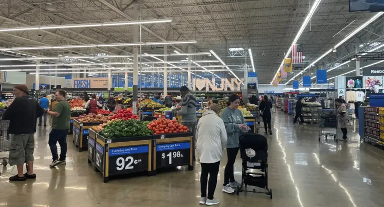 Consumidores dos EUA estocam produtos com medo de alta de preços após novas tarifas de Trump