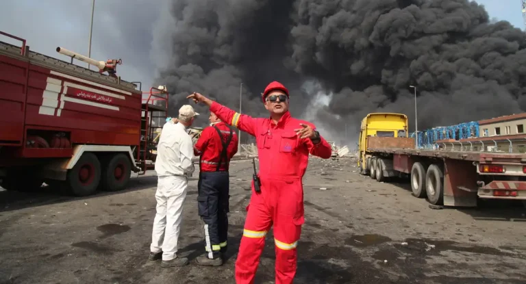 Bombeiros combatem incêndio no porto de Shahid Rajaï, no Irã, após explosão que matou pelo menos 40 pessoas