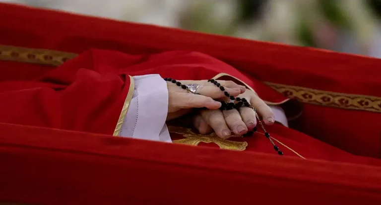 Argentinos realizam missa e homenagens em Buenos Aires após morte do papa Francisco
