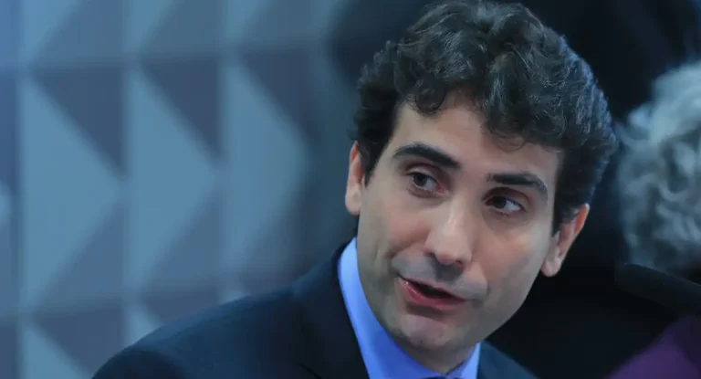 Galípolo defende Selic alta em meio a incertezas globais e pressões inflacionárias internas