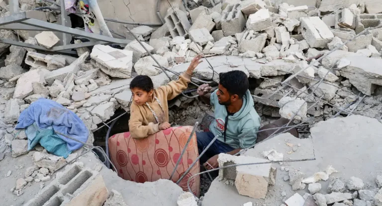 Israel intensifica ataques em Gaza em meio a colapso do sistema de saúde e suspensão de vacinação infantil