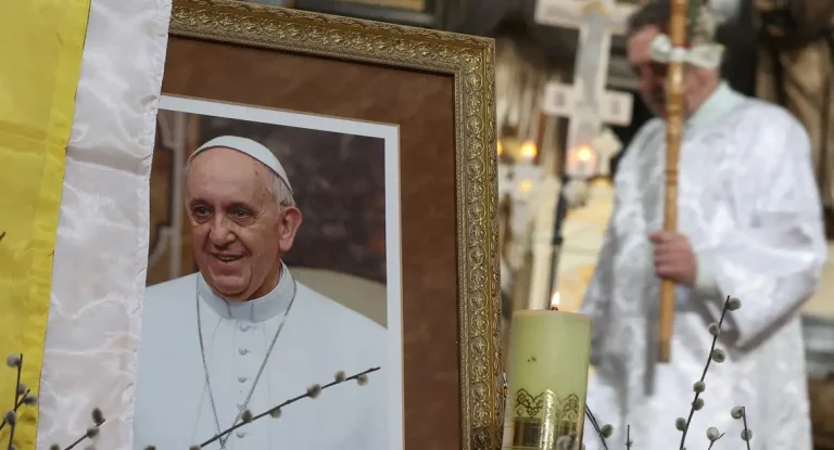 Corpo do Papa Francisco será trasladado à Basílica de São Pedro para velório; funeral ocorrerá no sábado (26)
