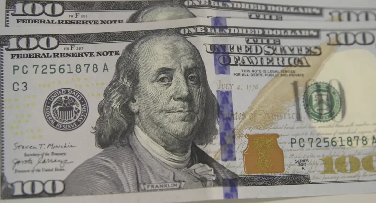 Dólar cai pela sexta vez seguida a R$ 5,687 e Ibovespa tem quinta alta semanal, fechando aos 134.739 pontos