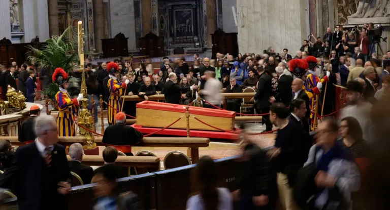 Multidão se despede do papa Francisco no Vaticano antes de funeral com presença de líderes mundiais