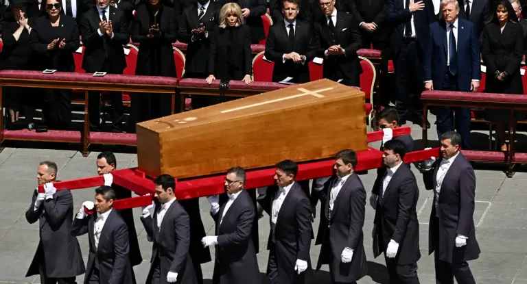 Corpo de papa Francisco é sepultado na Basílica de Santa Maria Maior