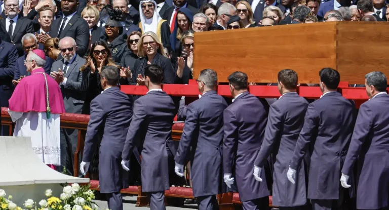 Lula homenageia papa Francisco e defende diálogo para fim de guerras após missa no Vaticano