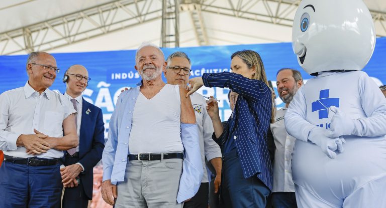 Lula recebe vacina contra a gripe no início da campanha nacional - News Rondônia