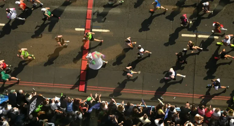 Maratona de Londres 2025 estabelece recorde mundial com 56.640 concluintes e vencedores quebrando marcas